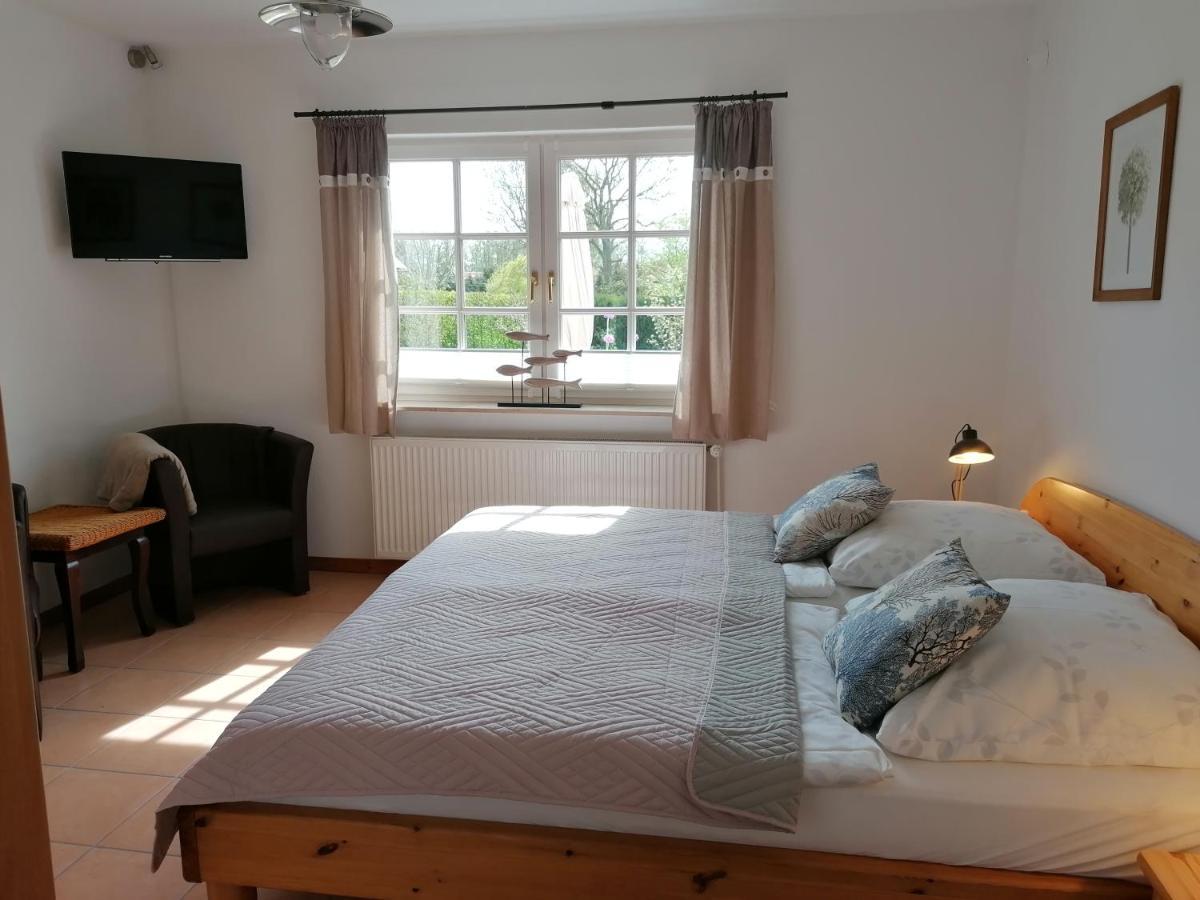 Boddenhus Auf Ruegen - Ferienwohnungen Und Pension Rappin ภายนอก รูปภาพ